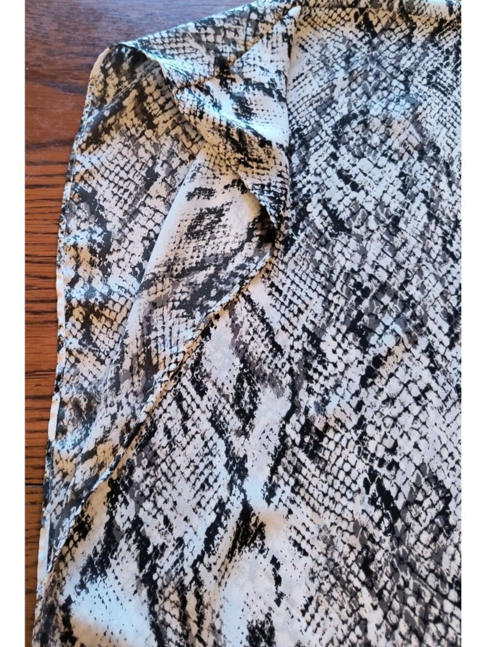 Maurices Womens Black White Gray Snake Print Kimono Ranau Shawl One - Picture 3 of 5